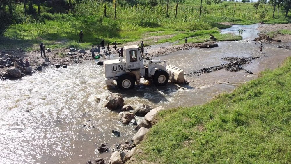 2023年6月7日，在剛果（金）南基伍省卡萊亥地區(qū)，中國第26批赴剛果（金）維和工兵分隊官兵進行施工作業(yè)。