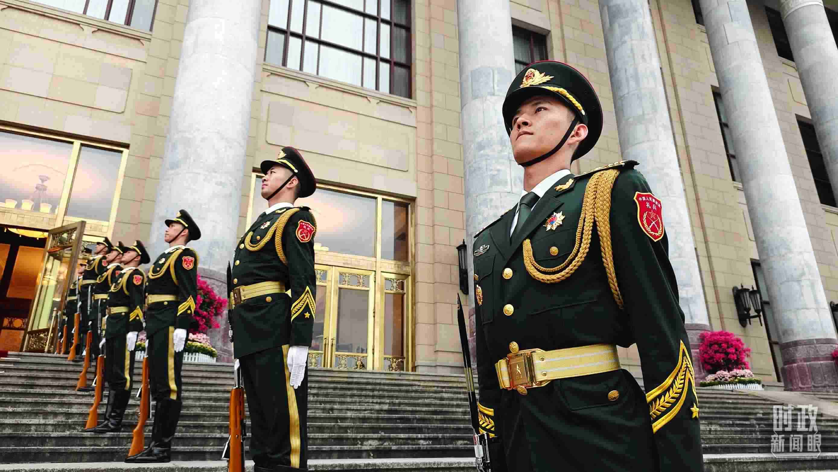  △人民大會堂外，禮兵列隊歡迎外國領導人。（總臺央視記者韓銳拍攝）