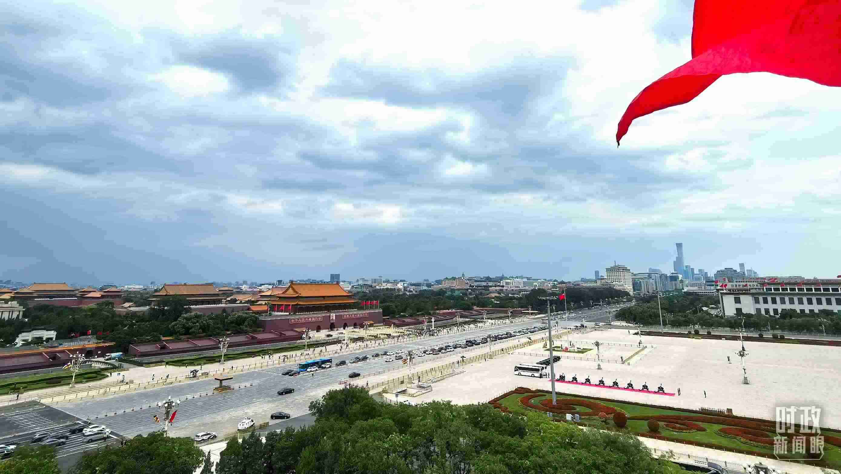 △北京長安街兩側懸掛中非合作論壇成員旗幟。（總臺央視記者張垚拍攝）