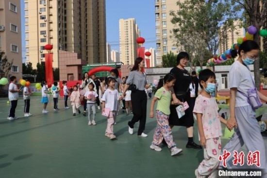 圖為衡水市新苑小學，小學一年級新生佩戴“夢想徽章”后，步入校園 。王天祥 攝