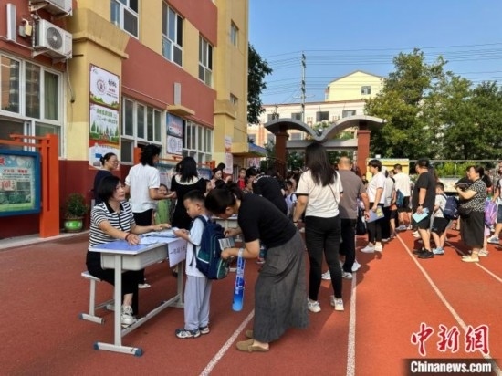 圖為衡水市康復街小學，正在簽到的小學生。徐鵬璐 攝
