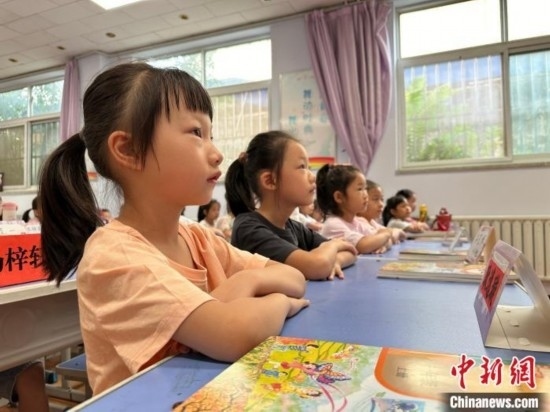 圖為衡水市康復街小學，小學生聽老師講開學第一課內(nèi)容。徐鵬璐 攝