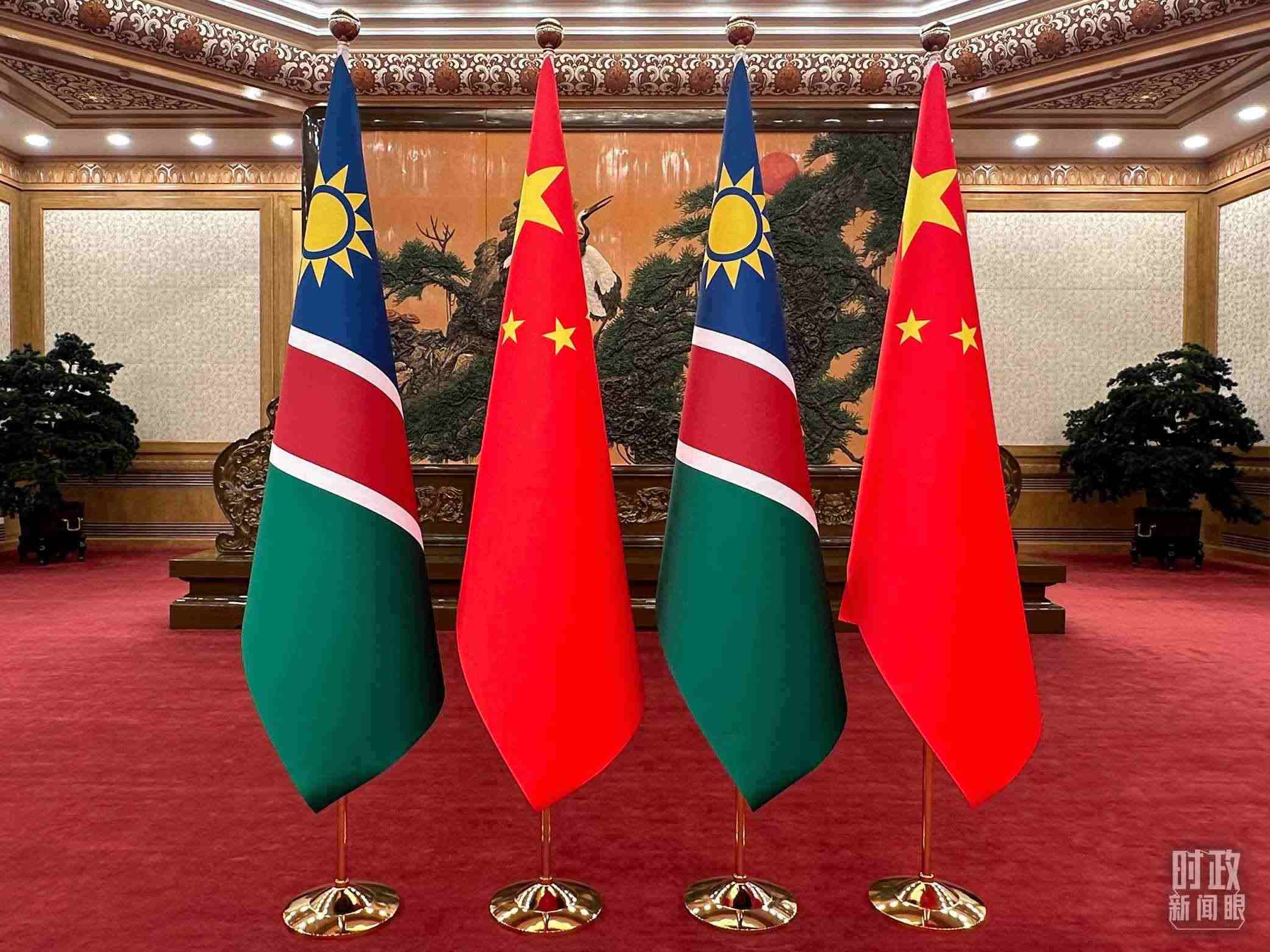  △雙邊會見現(xiàn)場的中國和納米比亞國旗。（總臺央視記者范一鳴拍攝）
