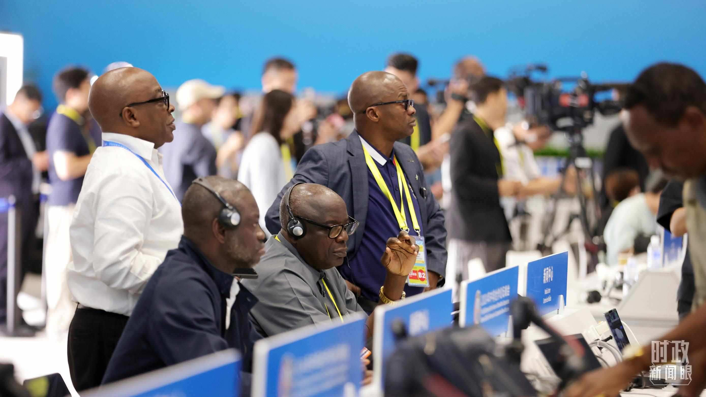  △媒體記者在人民大會堂和新聞中心參與峰會報道。（總臺央視記者范一鳴、魏幫軍拍攝）