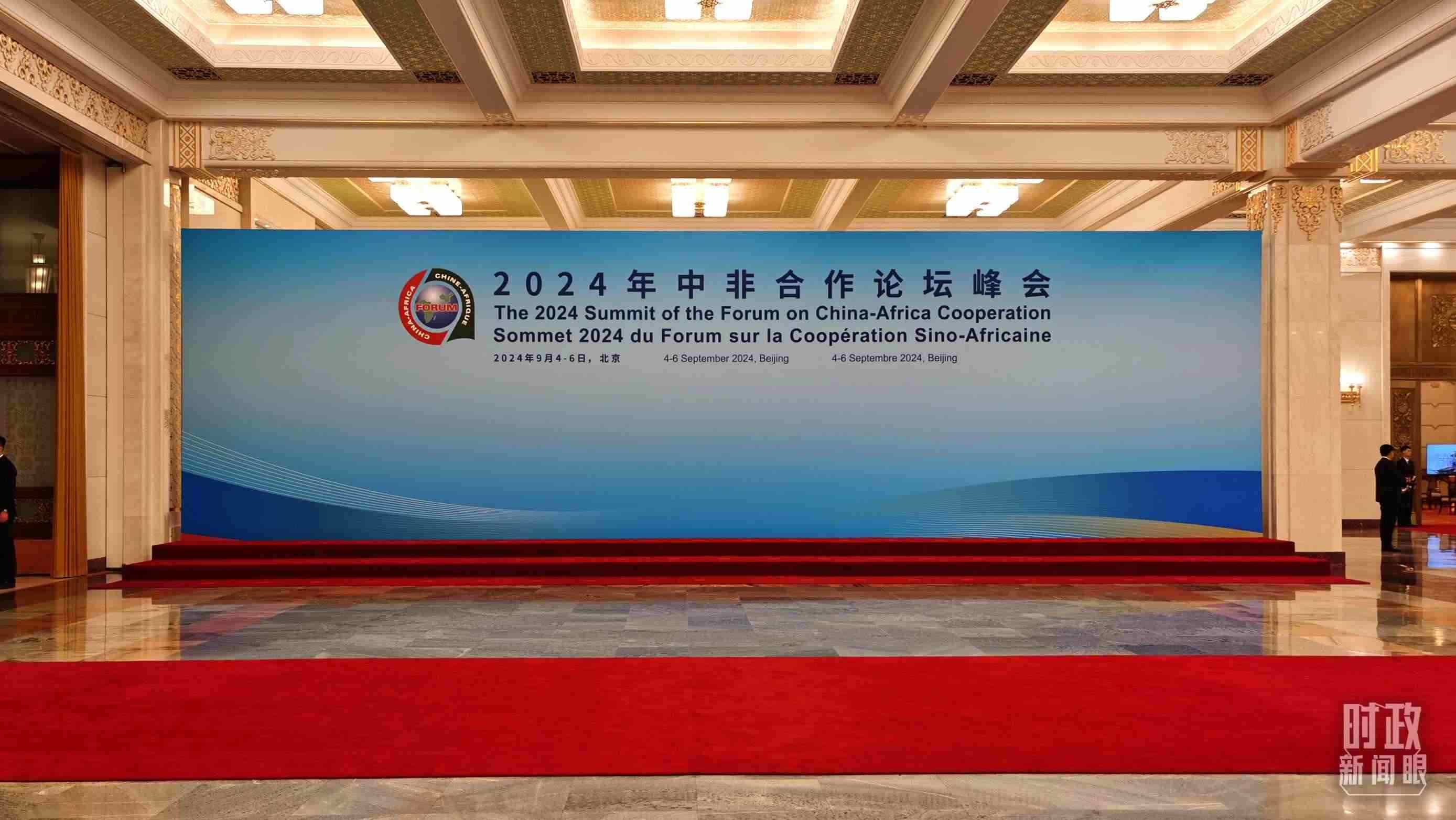  △開幕式前，與會領(lǐng)導(dǎo)人在這里集體合影。（總臺央視記者郭鴻拍攝）