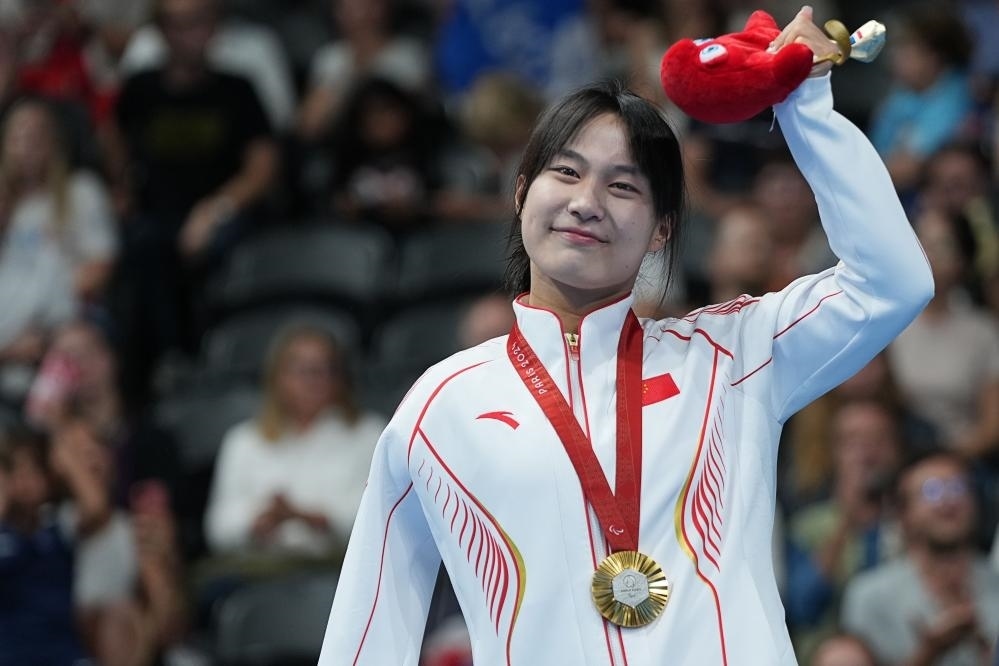 9月4日，蔣裕燕在巴黎殘奧會(huì)游泳女子100米自由泳S7級(jí)頒獎(jiǎng)儀式上。新華社記者 熊琦 攝