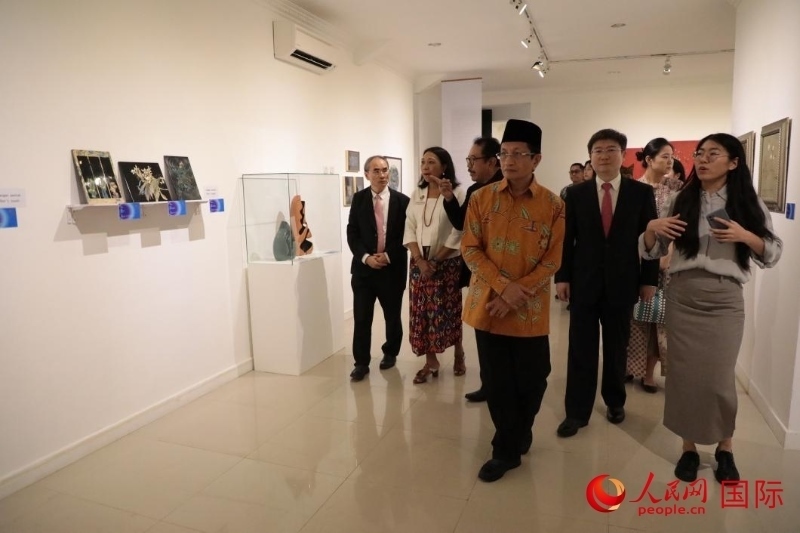 參加開幕式的嘉賓參觀展覽。人民網(wǎng)記者曹師韻攝