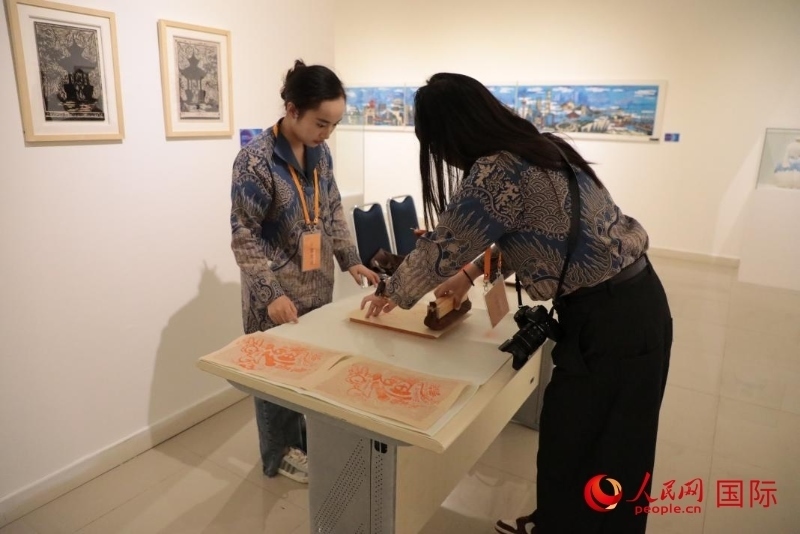 展覽現(xiàn)場的拓印技藝體驗工坊。人民網(wǎng)記者曹師韻攝