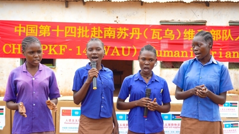 動(dòng)聽的歌聲歡迎中國官兵。王軍杰攝