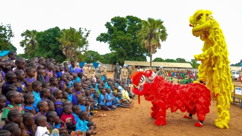 舞獅活動(dòng)引發(fā)現(xiàn)場熱烈掌聲。謝坤攝