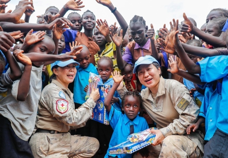 學(xué)生對(duì)中國官兵援助表達(dá)感謝。王皓宇攝