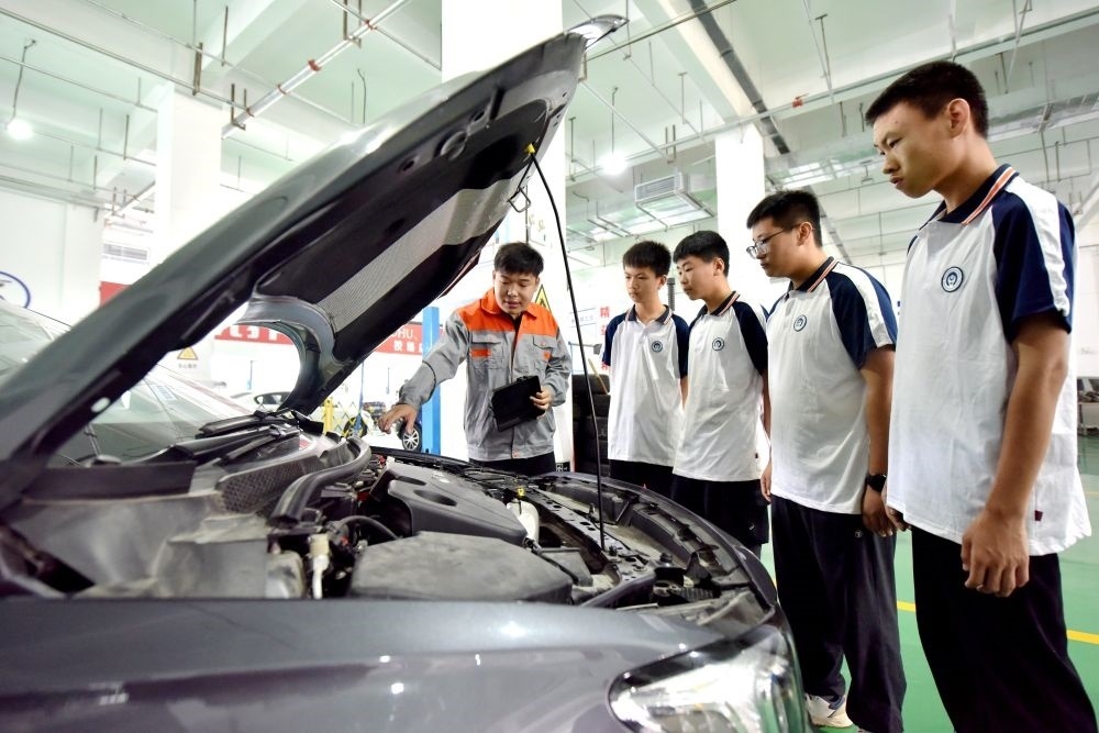 2024年6月7日，河北省邢臺市威縣職業(yè)技術(shù)教育中心教師在指導(dǎo)學(xué)生學(xué)習(xí)汽車維修技術(shù)。新華社記者 王曉 攝
