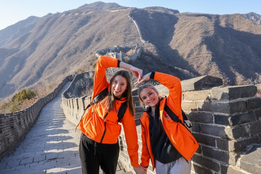 2024年3月20日，美國華盛頓州中學(xué)生代表團(tuán)的成員在北京慕田峪長城留影。新華社記者 殷剛 攝