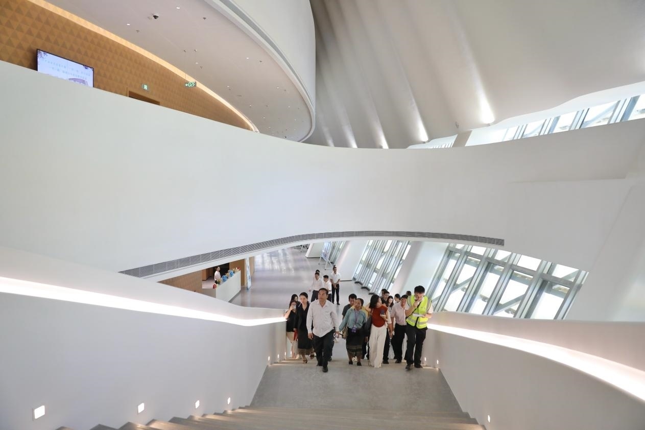 亞洲媒體考察團(tuán)正在上樓?！吨袊?guó)經(jīng)濟(jì)周刊》記者 肖翊攝