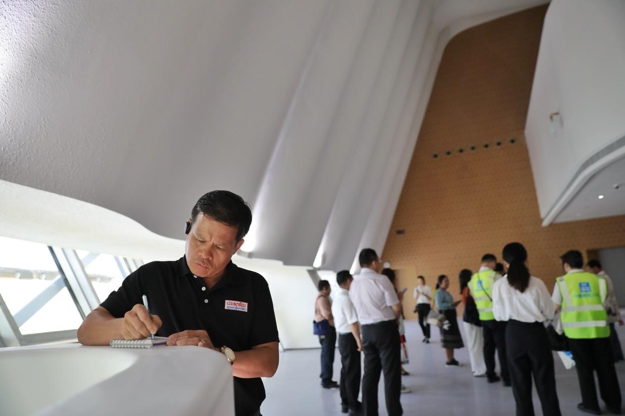 亞洲媒體考察團(tuán)參觀綜合劇場(chǎng)外墻?！吨袊?guó)經(jīng)濟(jì)周刊》記者 肖翊攝