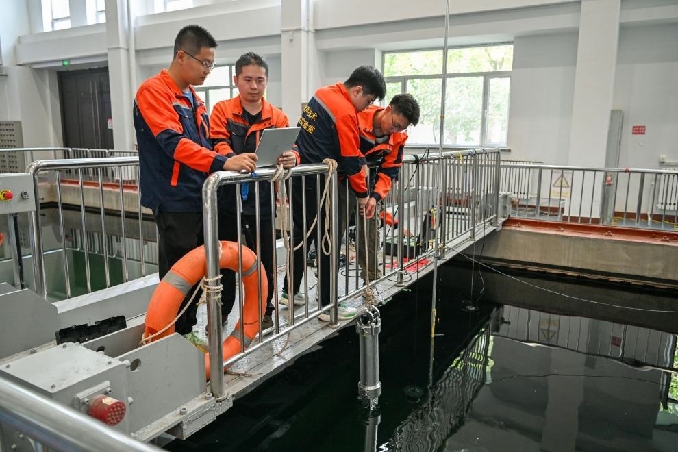 哈爾濱工程大學(xué)水聲工程學(xué)院學(xué)生在進(jìn)行技術(shù)實(shí)驗(yàn)。新華社記者王松 攝