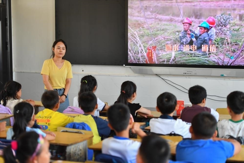 今年夏天，湖南華容縣等地遭受洪澇災(zāi)害。9月，華容縣一所學(xué)校，老師通過講述防災(zāi)救災(zāi)故事，引導(dǎo)孩子們知情、共情，汲取成長的力量。
