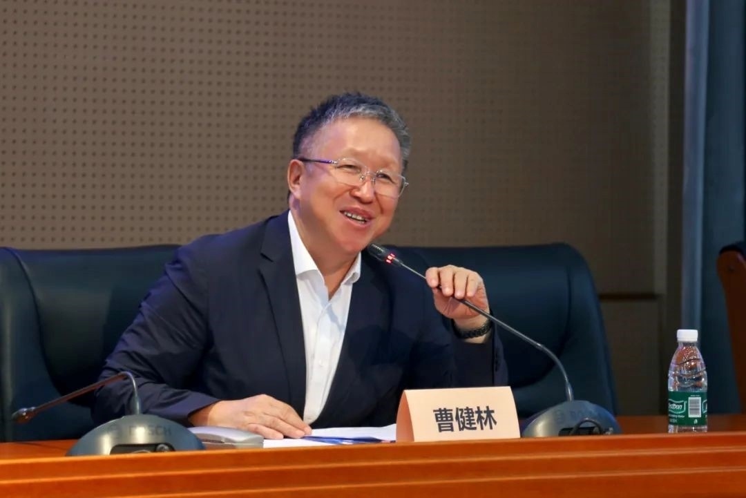 科技部原副部長、十三屆全國政協(xié)教科衛(wèi)體委員會副主任、現(xiàn)任季華實驗室理事長、主任曹健林致辭。主辦方供圖