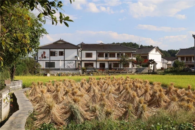 傳統(tǒng)的黔北村莊風(fēng)貌同現(xiàn)代民居元素相融合，人文風(fēng)光與生態(tài)自然風(fēng)景相結(jié)合，人與自然和諧共生。（俄羅斯《中國與俄羅斯》雜志社社長奧列格·別列日內(nèi)赫攝）