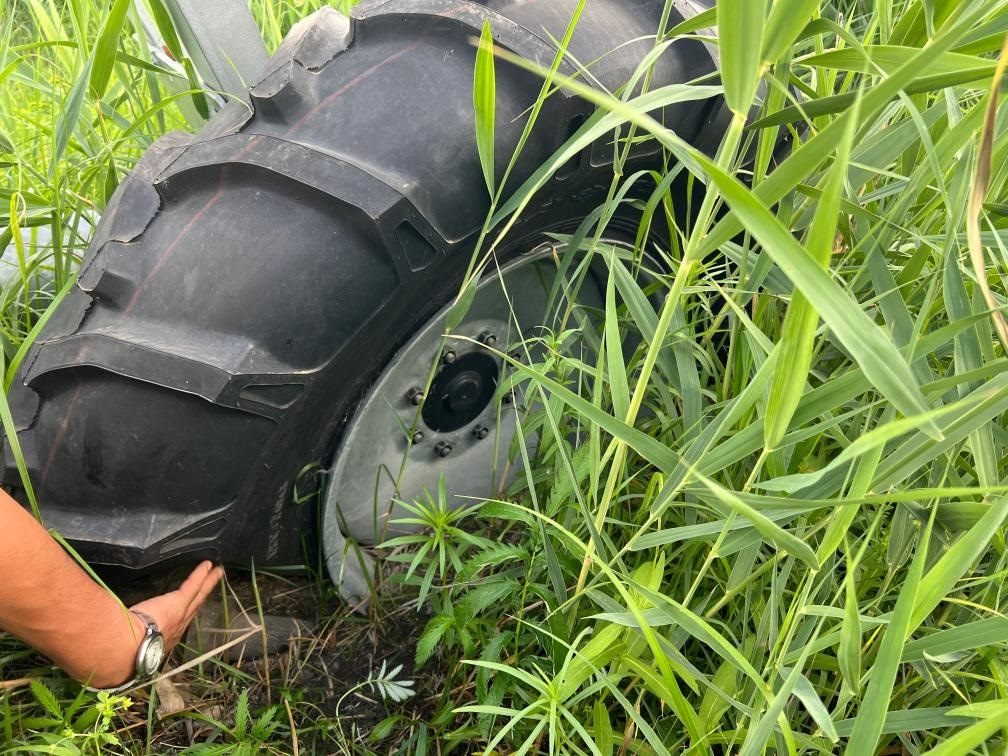 林甸縣一處大型噴灌設(shè)備癟了的輪胎。新華社記者董寶森攝