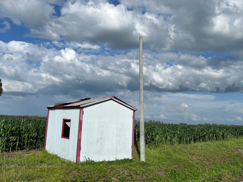 林甸縣一處保護(hù)水源井的鐵皮房出現(xiàn)破損，未見配套設(shè)備。新華社記者董寶森攝