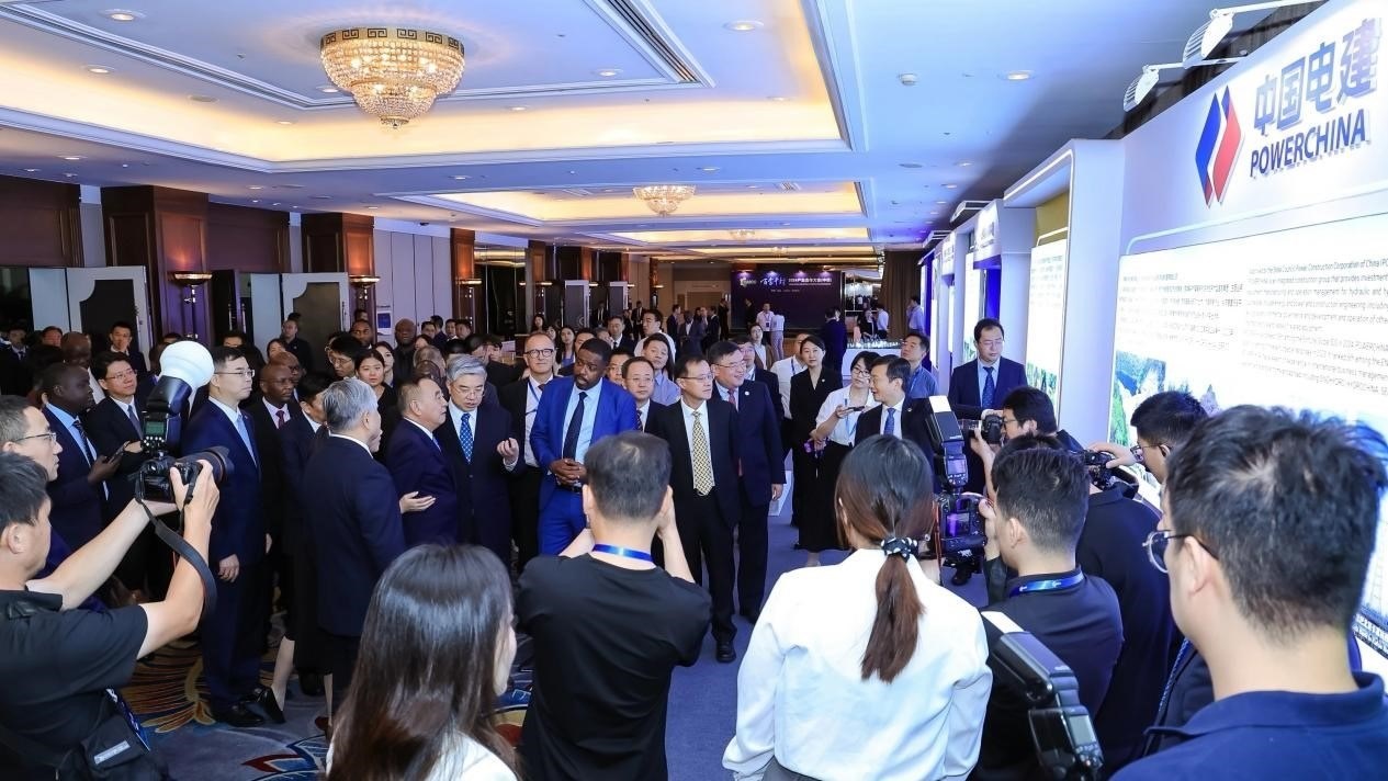 與會(huì)嘉賓參觀主題展覽。主辦方供圖