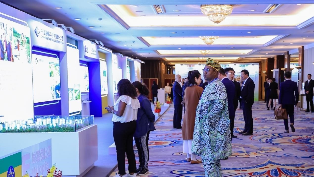 與會(huì)嘉賓參觀主題展覽。主辦方供圖