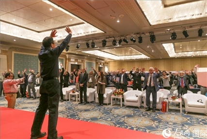 孫武權(quán)現(xiàn)場表演中醫(yī)傳統(tǒng)功法易筋經(jīng)。人民網(wǎng)記者黃培昭攝