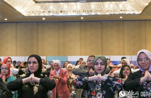 活動現(xiàn)場，埃及民眾跟著孫武權(quán)體驗中醫(yī)傳統(tǒng)功法易筋經(jīng)。人民網(wǎng)記者黃培昭