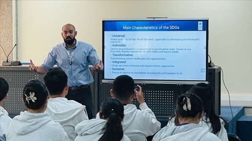 聯(lián)合國內(nèi)羅畢辦事處的工作人員為支隊成員講解可持續(xù)發(fā)展目標(biāo)。林源攝