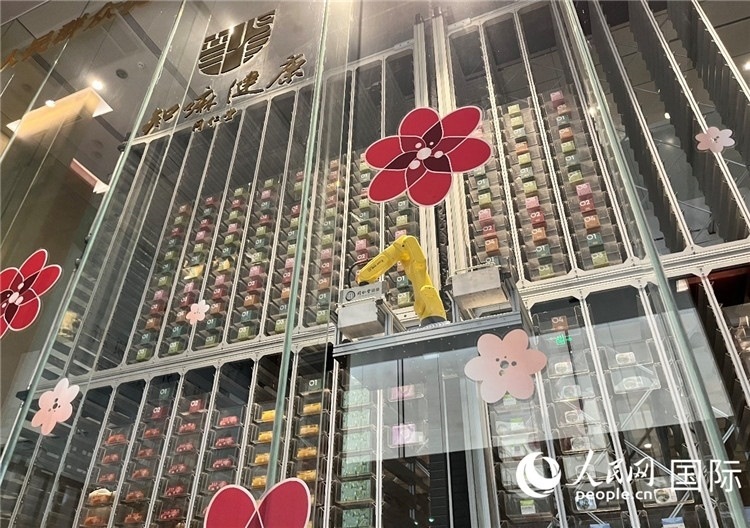 6. 機械臂正在取貨。（人民網(wǎng)記者陳思 攝）