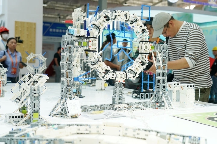 2024年9月11日，記者在服貿(mào)會首鋼園區(qū)教育服務(wù)館采訪。新華社記者 張晨霖 攝