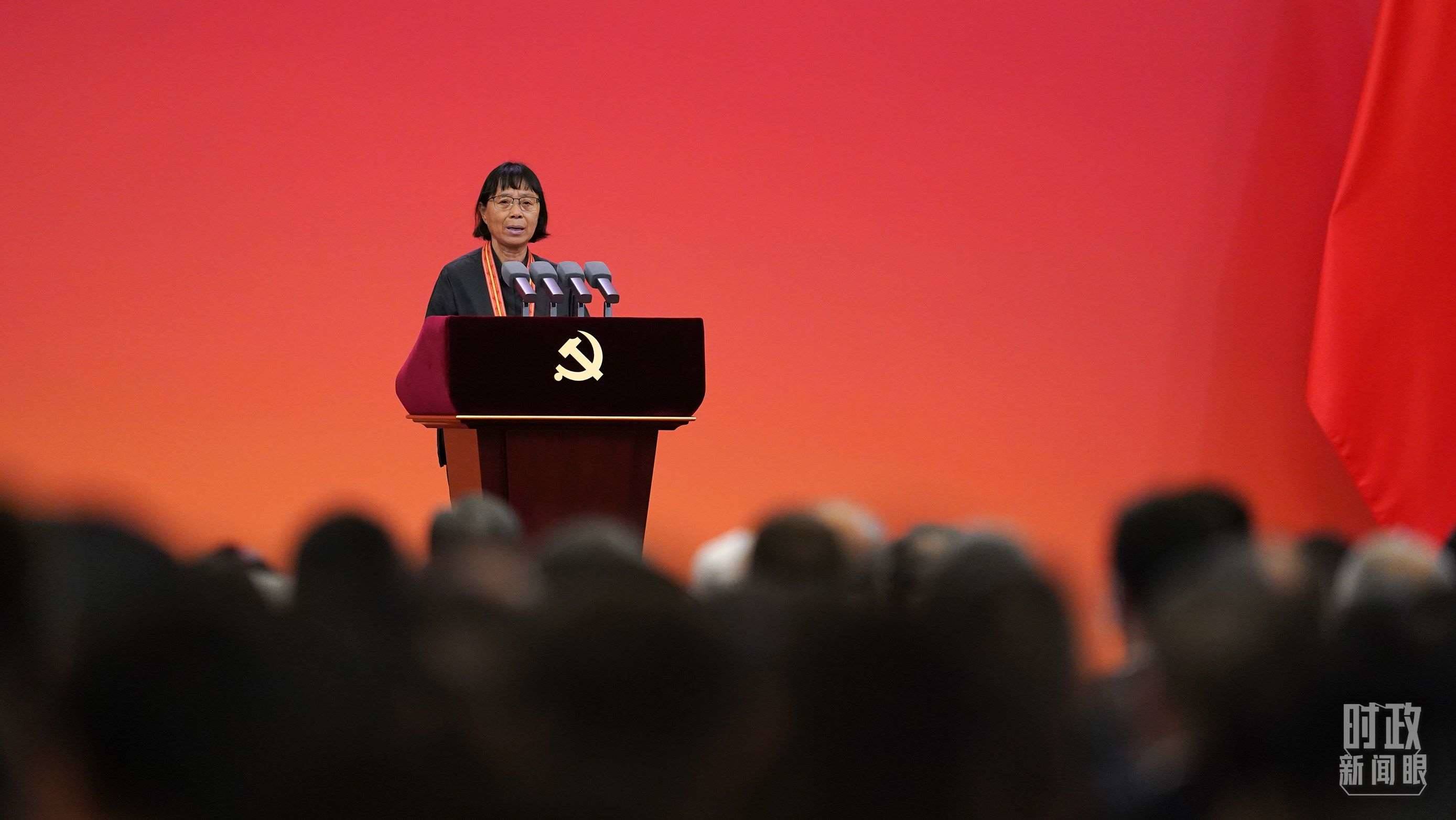  △2021年6月，幫助數(shù)千名貧困山區(qū)女孩圓夢大學的人民教師張桂梅，代表“七一勛章”獲得者發(fā)言。（總臺國廣記者李晉拍攝）