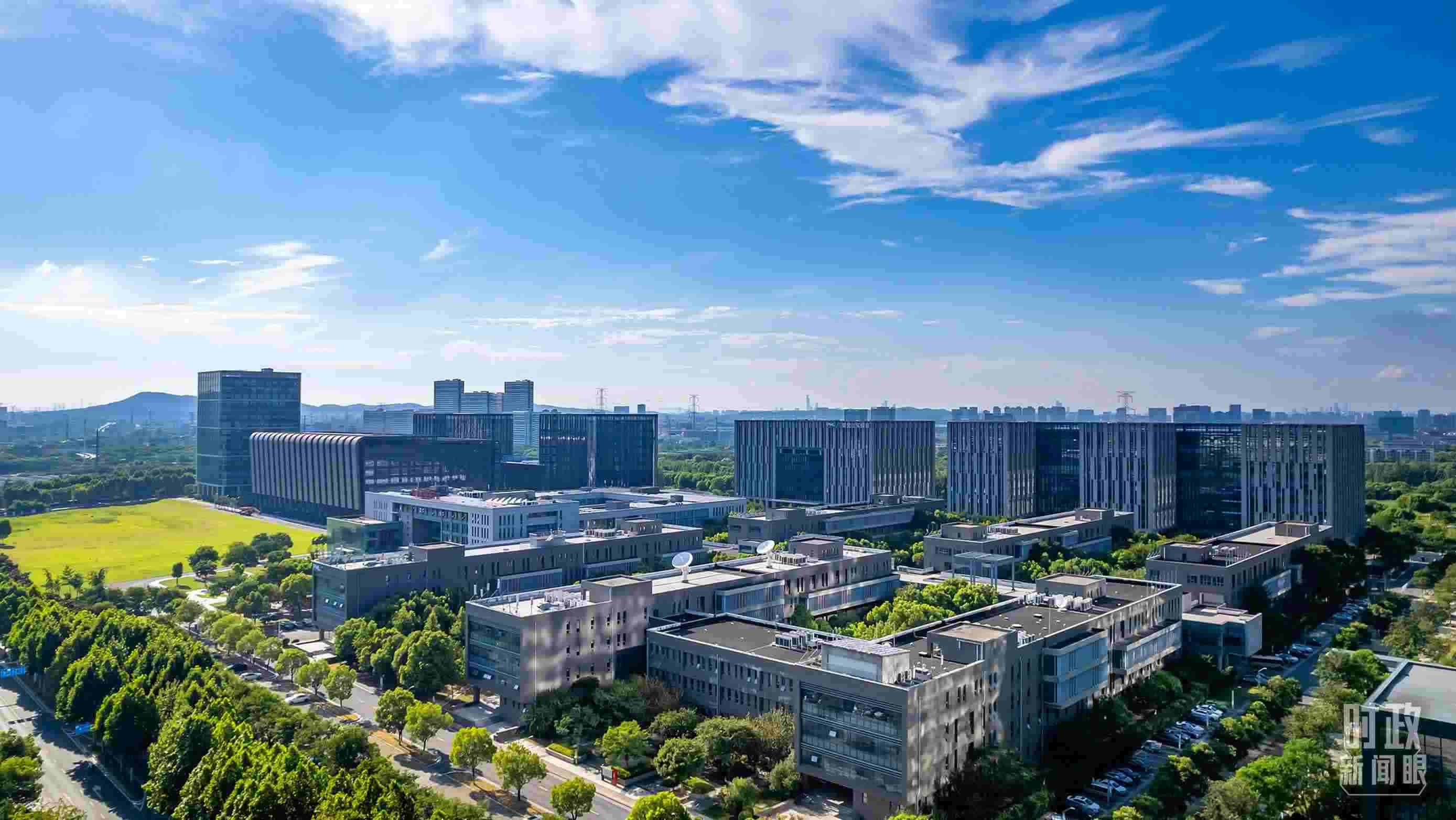  △2023年7月，習近平調(diào)研南京紫金山實驗室，強調(diào)要為實現(xiàn)高水平科技自立自強立下功勛。（圖/視覺中國）