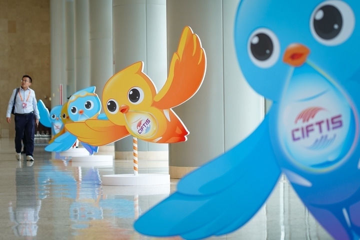 2024年9月11日在國家會議中心拍攝的服貿(mào)會吉祥物“福燕”形象。新華社記者 陳鐘昊 攝