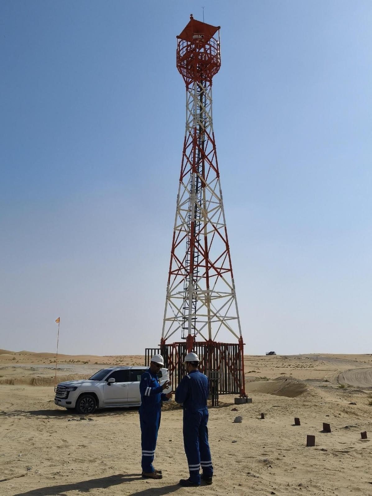 工作人員在調(diào)試紅外線氣體監(jiān)測及智能預(yù)警系統(tǒng)。振華石油供圖