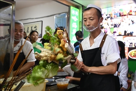 店員準備制作天水麻辣燙。新華社記者 范培珅 攝