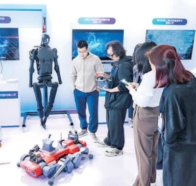 普陀區(qū)“中華武數(shù)”科創(chuàng)集市上，展位工作人員在向觀眾展示機(jī)器人。資料圖片