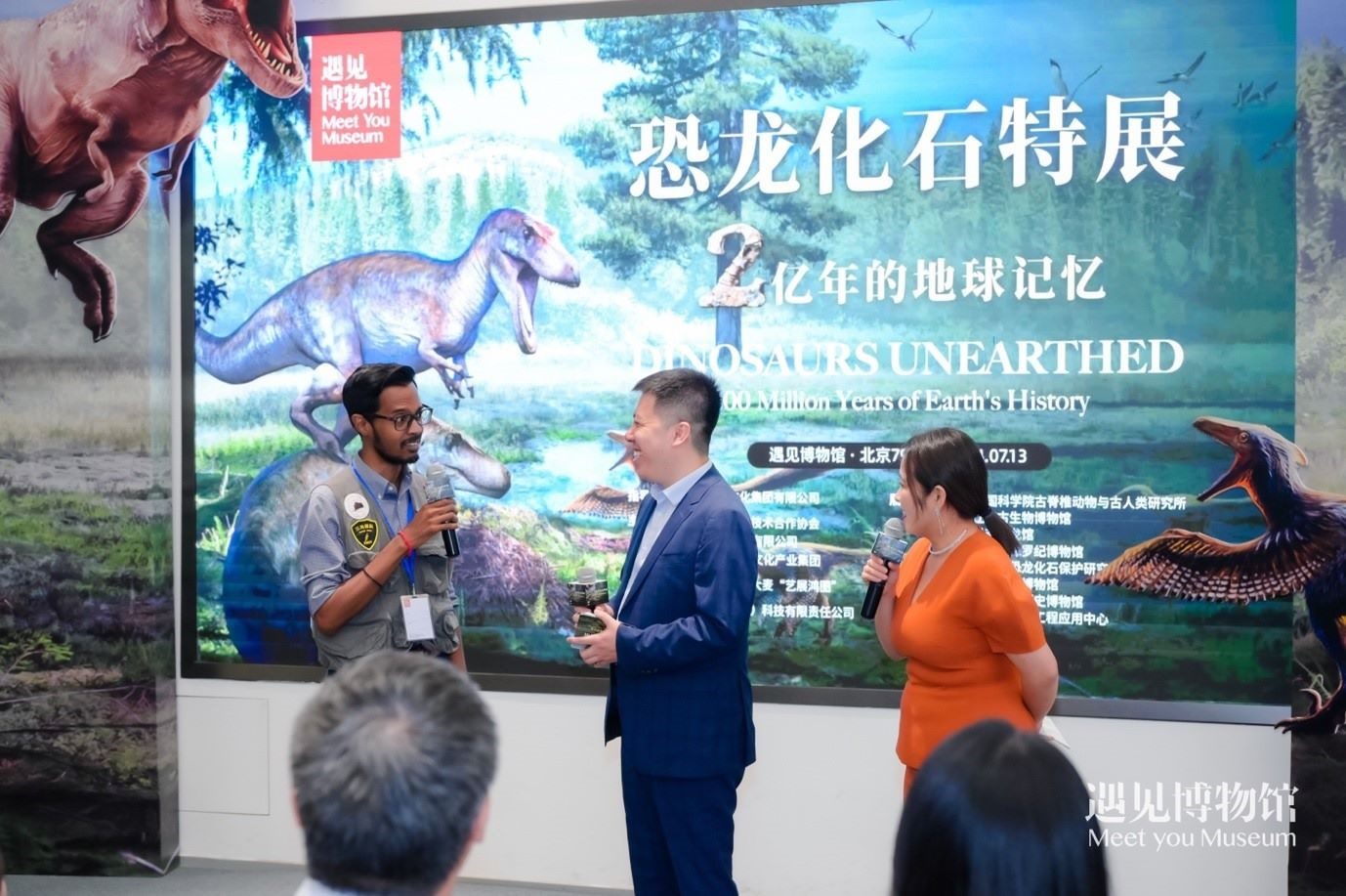 8. 中國(guó)科學(xué)院古脊椎動(dòng)物與人類研究所特別研究助理保羅·拉米向游客介紹“2億年的地球記憶——恐龍化石特展”。遇見博物館供圖