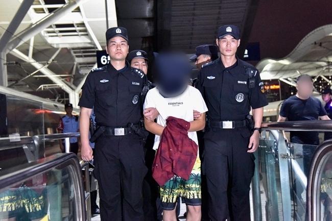 一名潛逃柬埔寨的犯罪嫌疑人被押解回國。公安部供圖