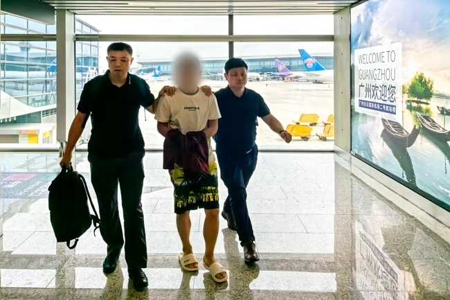 一名潛逃柬埔寨的犯罪嫌疑人被押解回國。公安部供圖