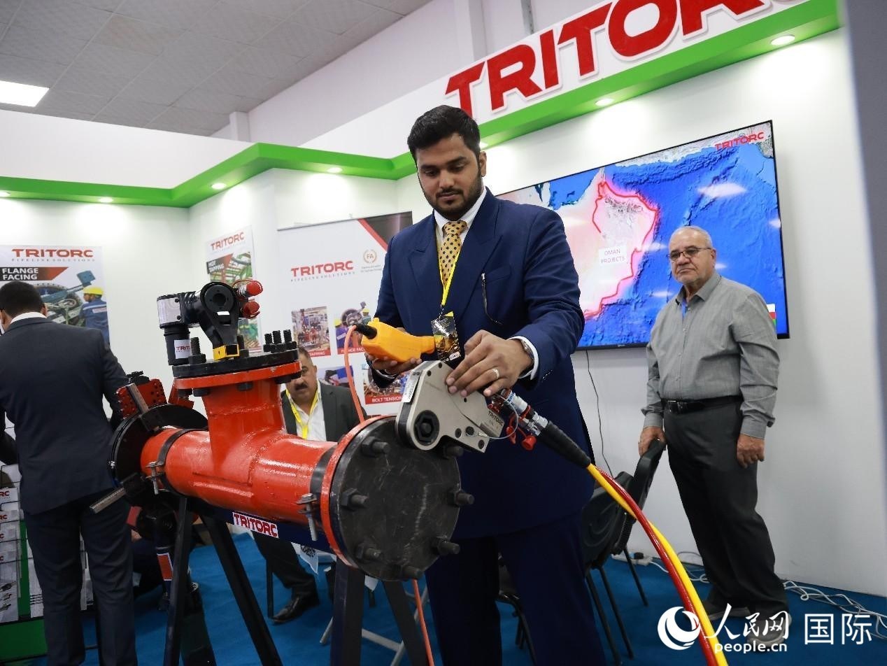 圖為一家油企工作人員在演示儀器操作。人民網(wǎng)記者管克江攝