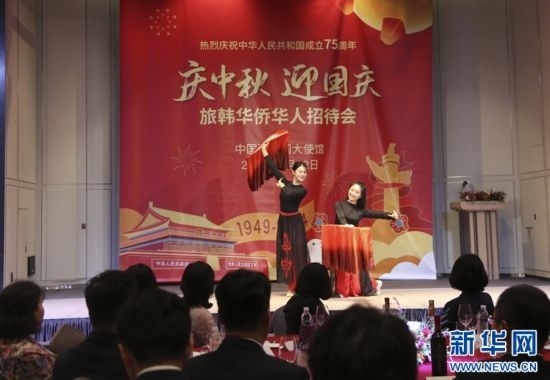 9月12日，藝術(shù)團(tuán)演員在招待會(huì)上表演舞蹈《萬疆》。記者姚琪琳 攝