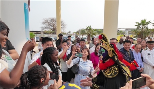 川劇變臉《蜀風(fēng)妙韻》。內(nèi)圖大學(xué)孔子學(xué)院供圖