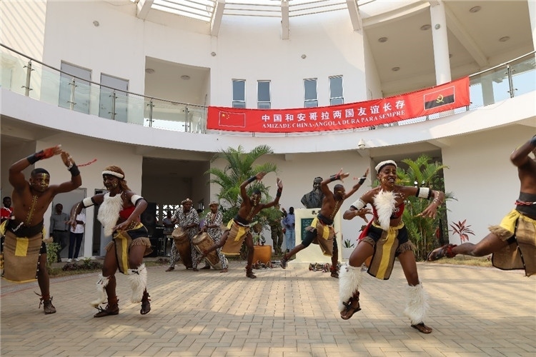 安哥拉民族舞。內(nèi)圖大學(xué)孔子學(xué)院供圖