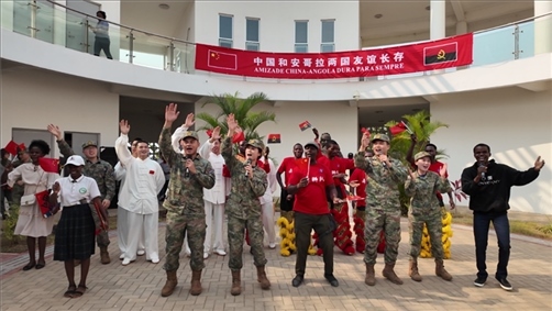 中安合唱歌曲《相親相愛》。內(nèi)圖大學(xué)孔子學(xué)院供圖