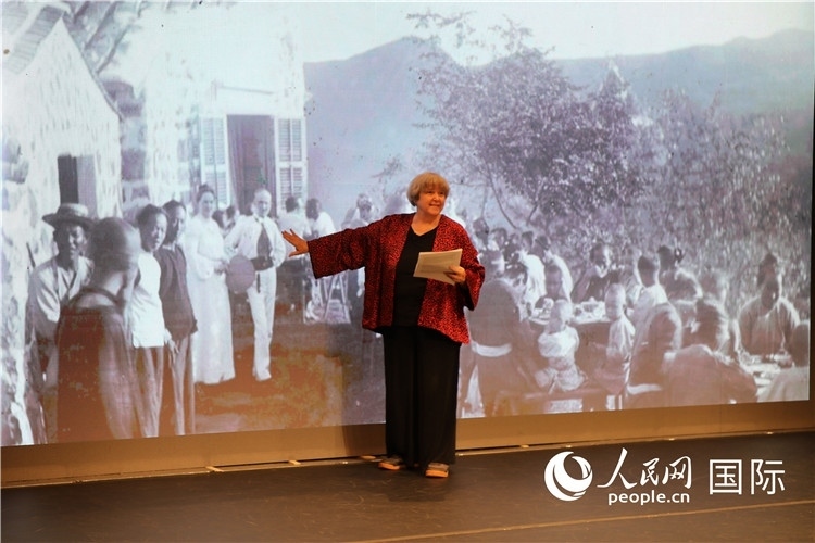 2、美國(guó)“鼓嶺之友”代表穆言靈講述友好故事。 人民網(wǎng)記者 李志偉攝