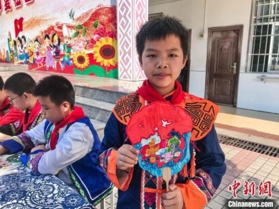 翠竹小學(xué)學(xué)生展示自己繪制的團(tuán)扇作品。蔣豐慧 攝
