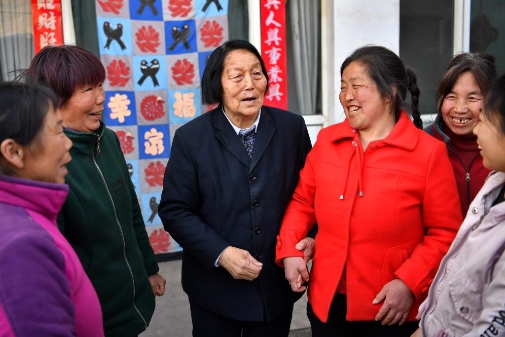 2019年3月23日，申紀蘭（左三）在山西省平順縣西溝村與村民分享全國兩會精神。新華社記者 曹陽 攝