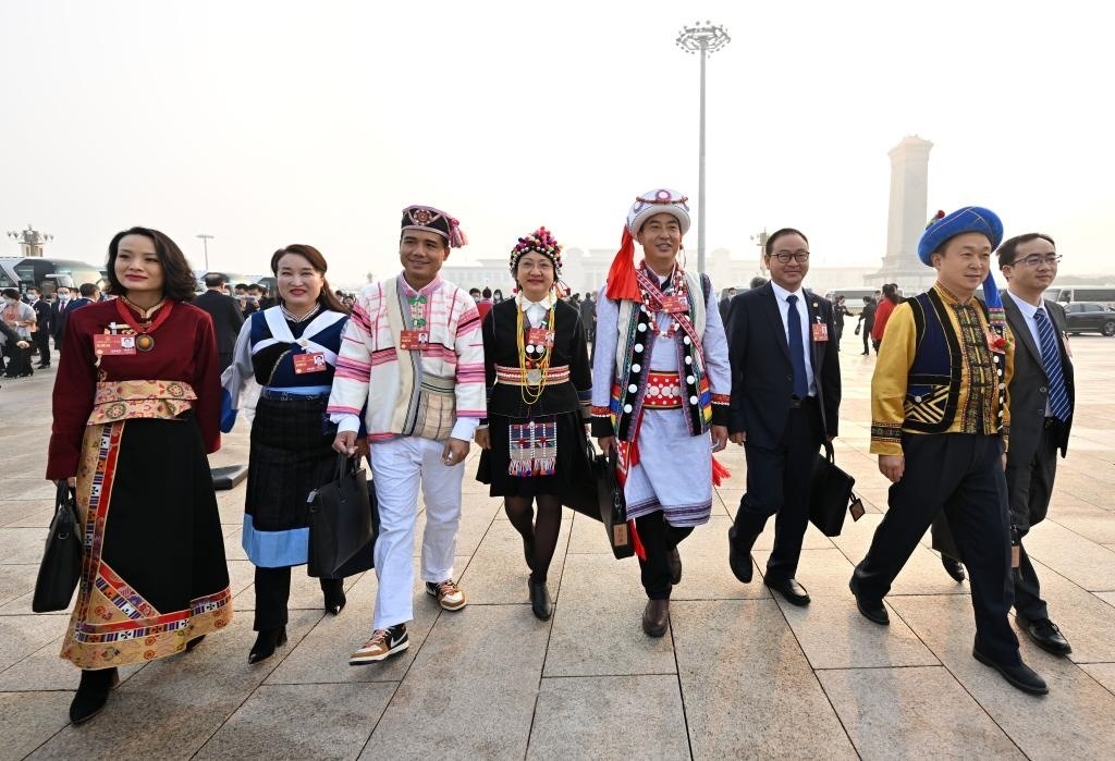 2023年3月5日，第十四屆全國人民代表大會第一次會議在北京人民大會堂開幕。這是全國人大代表走向會場。新華社記者 陳益宸 攝
